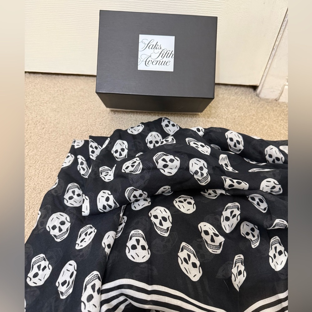 Brand New Alexander McQueen Skull Scarf - Picture 3 of 7